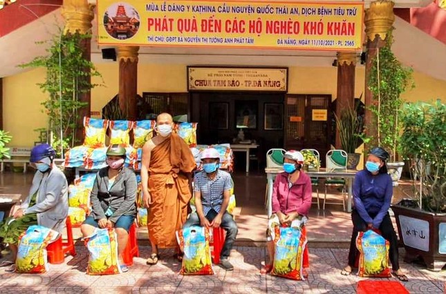 Người dân đến nhận quà tại chùa Tam Bảo