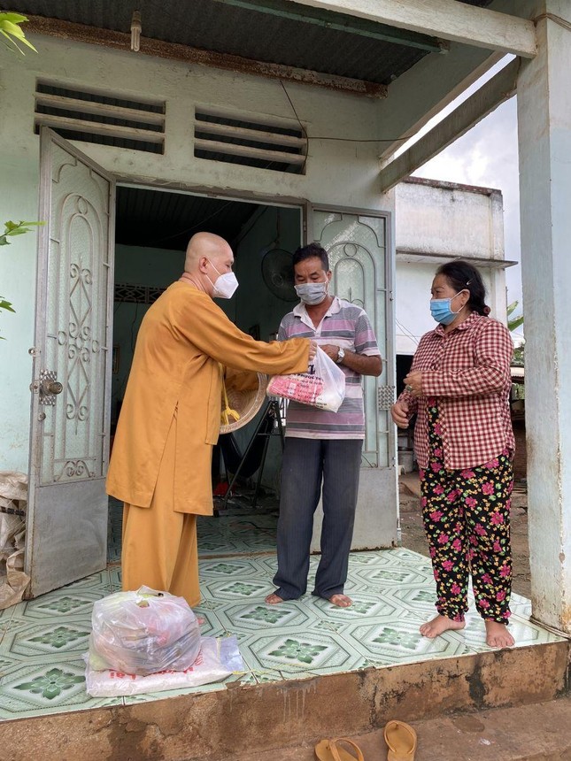 Cùng chung tay vượt qua khó khăn