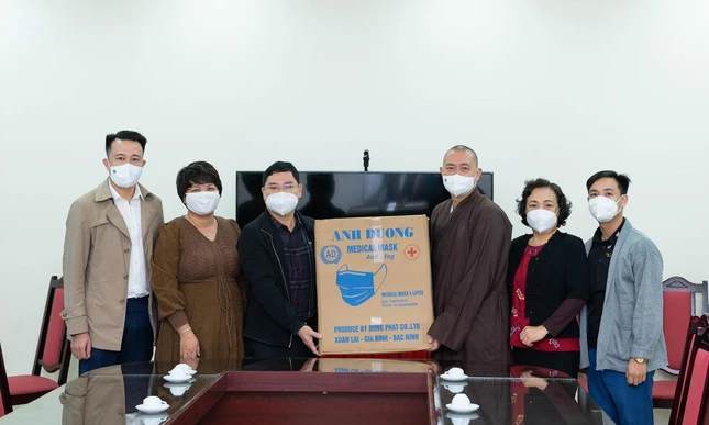 Tặng vật tư y tế đến UBND phường Trường Thi, TP.Thanh Hóa