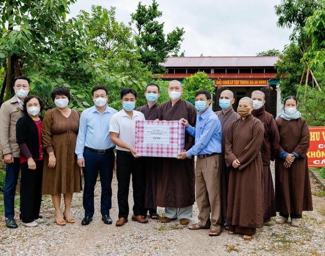 Tặng quà đến khu cách ly chùa Quần Hậu