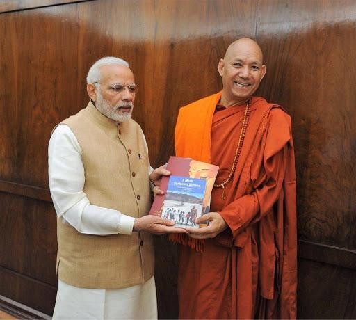 Thầy Sanghasena với Thủ tướng Ấn Độ Narendra Damodardas Modi Thầy Sanghasena với Thủ tướng Ấn Độ Narendra Damodardas Modi