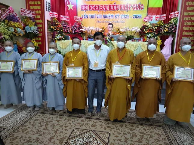 Tặng Bằng tuyên dương công đức cho tập thể, cá nhân xuất sắc