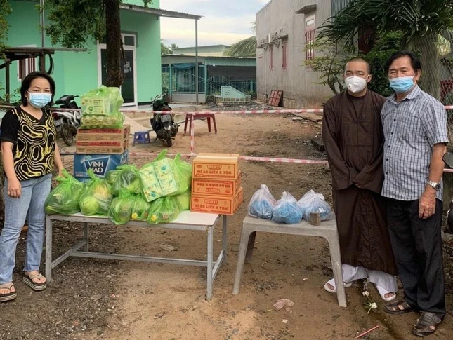 Đoàn tặng quà các hộ dân trong khu phong tỏa trên địa bàn xã Mương Mán Đoàn tặng quà các hộ dân trong khu phong tỏa trên địa bàn xã Mương Mán