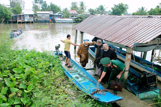 Đoàn Ban Trị sự Phật giáo tỉnh Kiên Giang không quản ngại vất vả để đến động viên các gia đình
