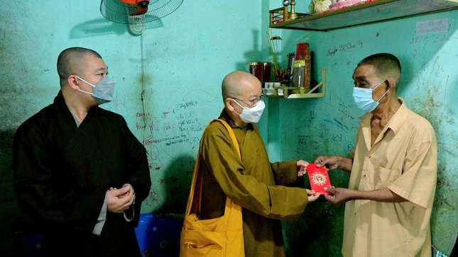 Trao phong bì hỗ trợ đến ông Nguyễn Văn Trí