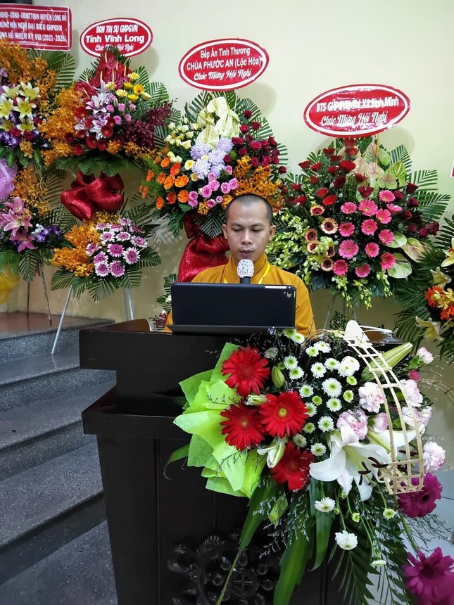 Đại đức Thích Minh Tâm báo cáo tại hội nghị