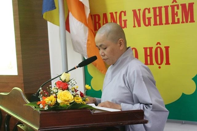 Sư cô Thích nữ Hạnh Giải, Phó Thư ký Phân ban Ni giới GHPGVN tỉnh Thừa Thiên Huế báo cáo công tác Phật sự nhiệm kỳ 2017-2022 và phương hướng hoạt động nhiệm 2022-2027