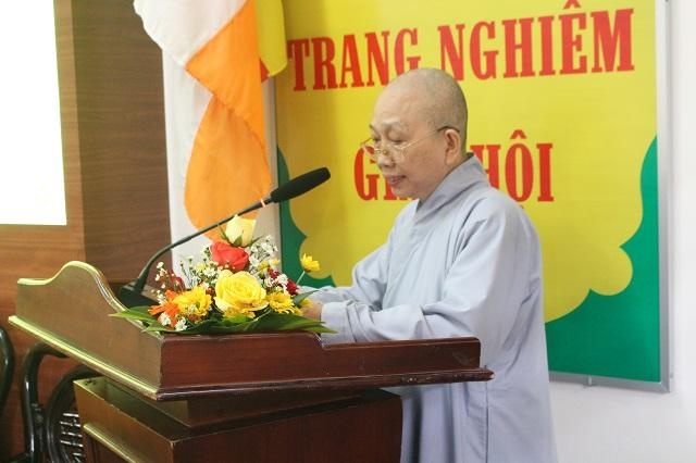 Ni sư Thích nữ Minh Đạt, Phó ban Kinh tế - Tài chính GHPGVN tỉnh báo cáo hoạt động nhiệm kỳ 2017-2022