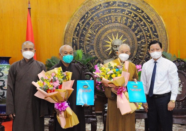 Ông Phạm Tấn Hòa thay mặt UBND tỉnh Long An tặng hoa cảm ơn đến chư tôn đức