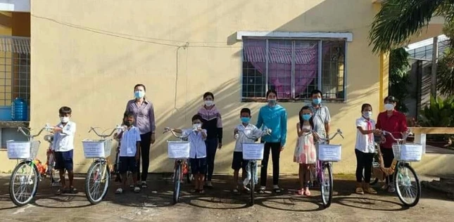 Hội Liên hiệp Phụ nữ huyện Trà Cú thay mặt chùa Hàn Sơn trao tặng xe đạp đến các em