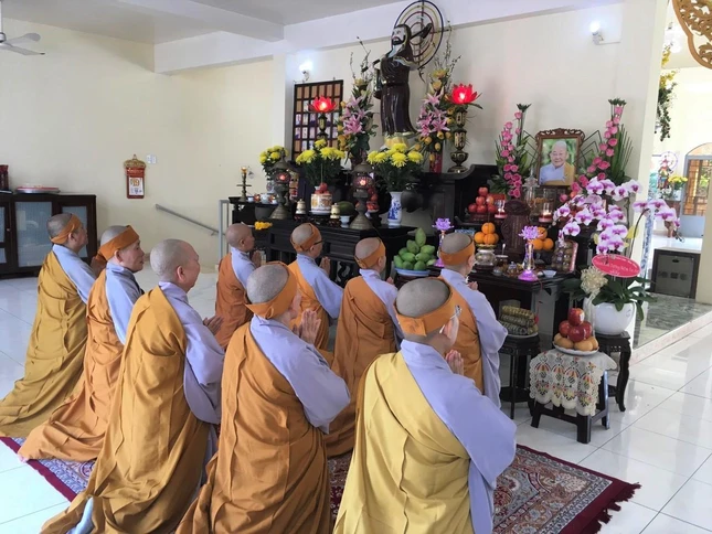 Môn nhơn, đệ tử Ni chúng chùa Phổ Đà thành kính đảnh lễ bậc ân sư Môn nhơn, đệ tử Ni chúng chùa Phổ Đà thành kính đảnh lễ bậc ân sư