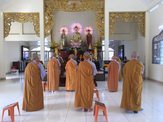 Toàn thể Ni chúng chùa Phổ Đà đồng tụng kinh cầu nguyện đến Giác linh Ni trưởng Toàn thể Ni chúng chùa Phổ Đà đồng tụng kinh cầu nguyện đến Giác linh Ni trưởng