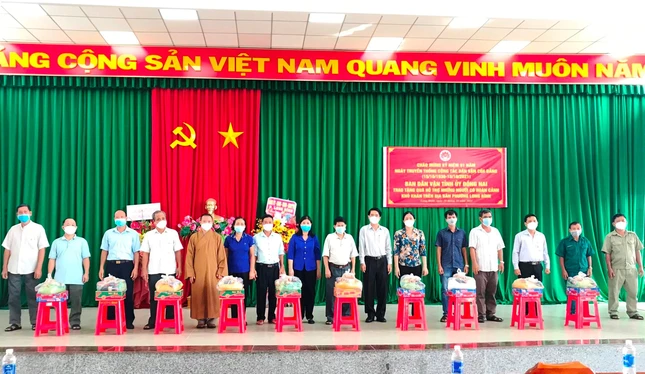 Tặng quà cho bà con khó khăn trên địa bàn phường Long Bình, TP.Biên Hòa