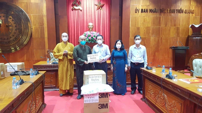 Hòa thượng Thích Chơn Tịnh trao 6 máy tạo oxy đến Ban Phòng, chống dịch bệnh Covid-19 tỉnh Tiền Giang