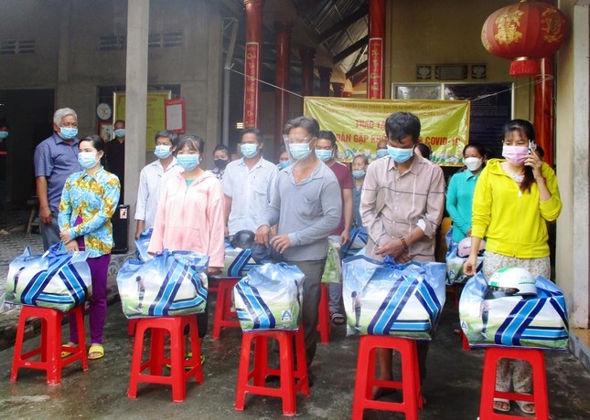 Bà con khó khăn tại xã Bàn Long, huyện Châu Thành, tỉnh Tiền Giang được hỗ trợ quà