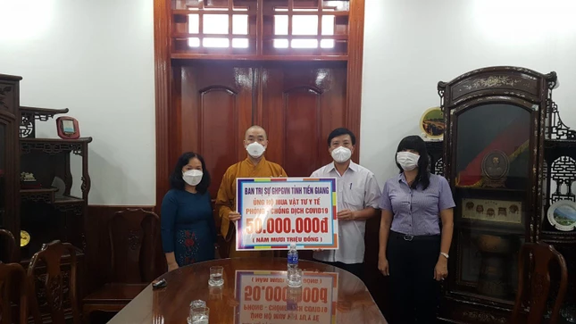 Thượng tọa Thích Quảng Lộc trao bảng tượng trưng số tiền 50 triệu đồng