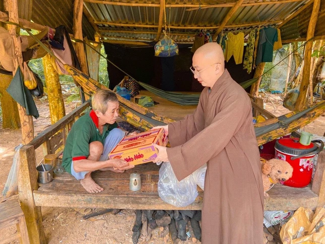 Trao quà đến người dân xã Núi Tô