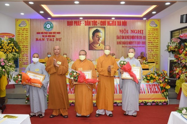 Ban Trị sự GHPGVN tỉnh Quảng Nam tặng Bằng tuyên dương công đức