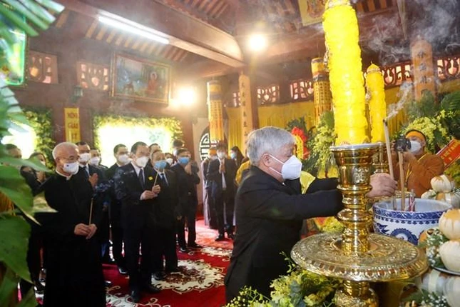 Bí thư Trung ương Đảng, Chủ tịch Ủy ban Trung ương MTTQVN Đỗ Văn Chiến và các thành viên trong đoàn thắp hương viếng cố Đại lão Hòa thượng Thích Phổ Tuệ