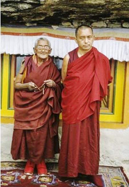 Lama Zopa với Amala (mẹ của Lama) tại Trung tâm Nhập thất Lawudo, Nepal, 1990 - Ảnh: Merry Colony Lama Zopa với Amala (mẹ của Lama) tại Trung tâm Nhập thất Lawudo, Nepal, 1990 - Ảnh: Merry Colony