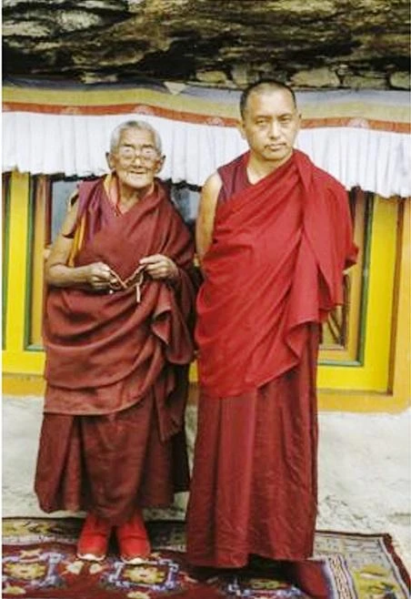 Lama Zopa với Amala (mẹ của Lama) tại Trung tâm Nhập thất Lawudo, Nepal, 1990 - Ảnh: Merry Colony