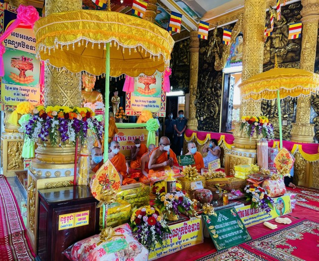 Thượng tọa Lý Hùng chủ trì buổi lễ dâng y Kathina