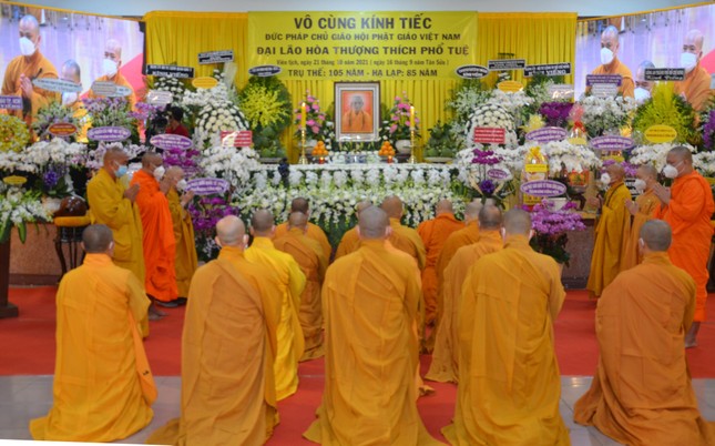 Ban Trị sự Phật giáo quận Bình Thạnh dâng hương đảnh lễ Giác linh cố Đại lão Hòa thượng Thích Phổ Tuệ Ban Trị sự Phật giáo quận Bình Thạnh dâng hương đảnh lễ Giác linh cố Đại lão Hòa thượng Thích Phổ Tuệ