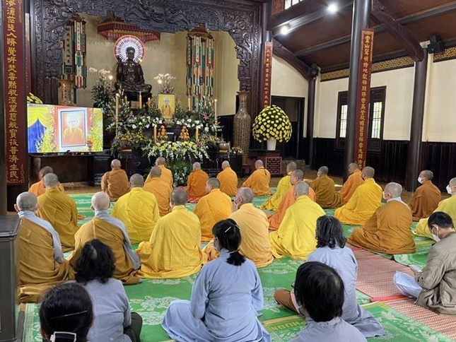 Đại chúng theo dõi lễ truy niệm, cung tống kim quan Đức Pháp chủ nhập bảo tháp qua màn hình trực tiếp Đại chúng theo dõi lễ truy niệm, cung tống kim quan Đức Pháp chủ nhập bảo tháp qua màn hình trực tiếp