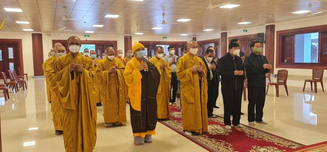 Chư tôn đức và đoàn đại biểu tỉnh Nghệ An dâng hương, hoa kính viếng Đại lão Hòa thượng