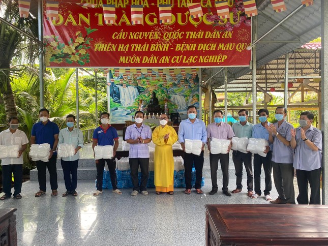 Đại đức Thích Trí Nguyên, trụ trì chùa Pháp Hoa trao tặng đồ bảo hộ