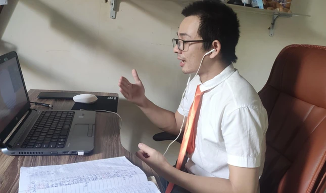 Thầy giáo Trần Quốc Tuấn trong một tiết dạy online