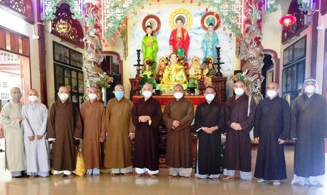 Các thành viên trong đoàn đi cúng dường chụp hình lưu niệm