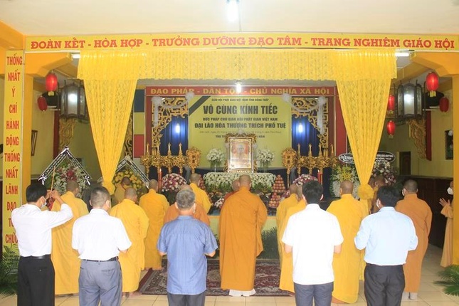 Chư tôn đức và đại diện chính quyền dâng hương tưởng niệm Chư tôn đức và đại diện chính quyền dâng hương tưởng niệm