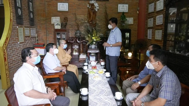 Đoàn lãnh đạo Tỉnh ủy và huyện Tam Nông tại chùa Quê Hương