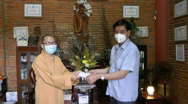 Phó Trưởng ban Dân vận Tỉnh ủy Đồng Tháp tặng quà đến Đại đức Thích Phước Huệ, trụ trì chùa Quê Hương
