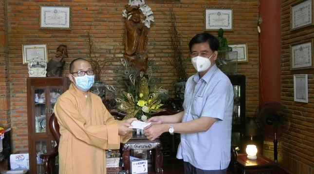 Phó Trưởng ban Dân vận Tỉnh ủy Đồng Tháp tặng quà đến Đại đức Thích Phước Huệ, trụ trì chùa Quê Hương
