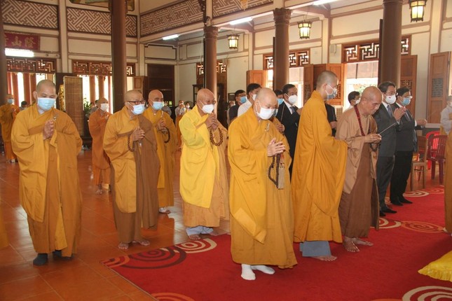 Chư tôn đức và đại diện chính quyền, đoàn thể dâng hương tưởng niệm, cầu nguyện Giác linh cố Đại lão Hòa thượng cao đăng Phật quốc