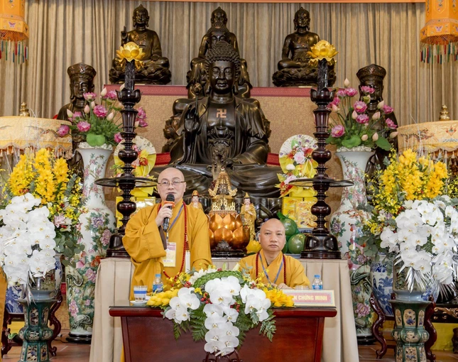 Thượng tọa Thích Minh Hiền ban đạo từ sách tấn đến toàn thể đại hội Thượng tọa Thích Minh Hiền ban đạo từ sách tấn đến toàn thể đại hội