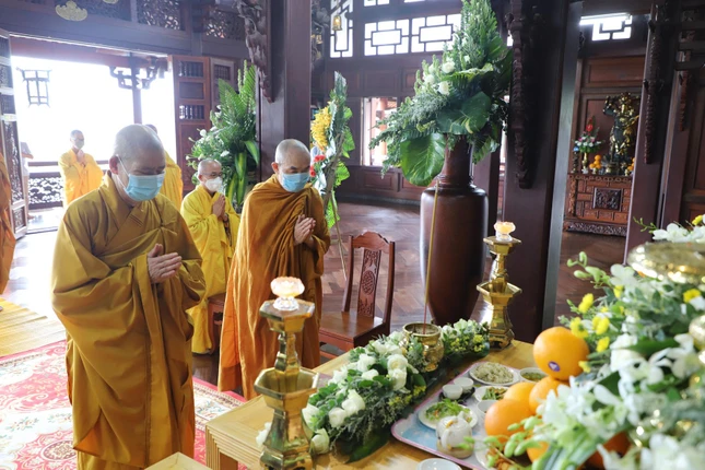 Chư tôn đức đảnh lễ Giác linh Đại lão Hòa thượng Thích Phổ Tuệ