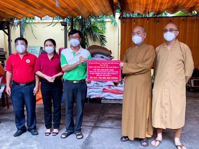 Trao các phần quà đến Mặt trận quận 8 - Ảnh: Hoàng Phương