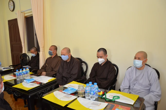 Chư tôn đức Tăng Ni tham dự buổi họp