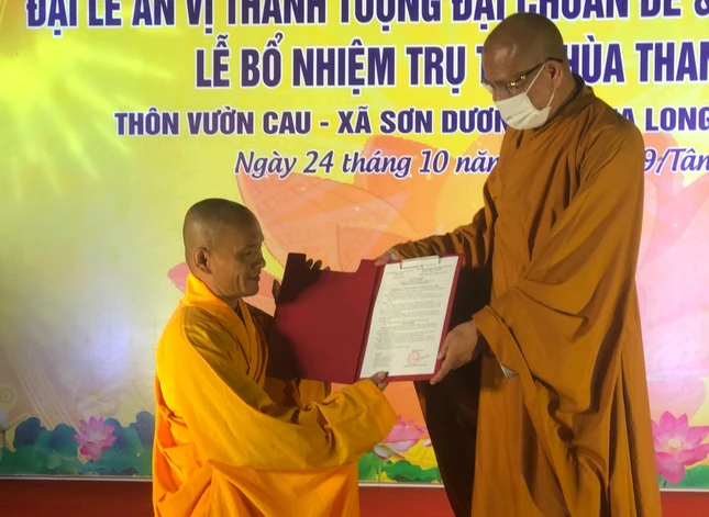 Thượng tọa Thích Đạo Hiển trao quyết định bổ nhiệm trụ trì chùa Thanh Vân đến Đại đức Thích Khai Tính
