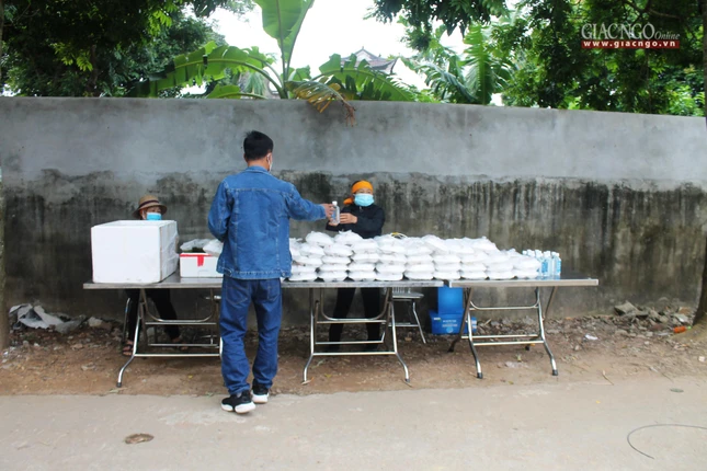 Người dân đến dự lễ được tặng những phần ăn sáng miễn phí