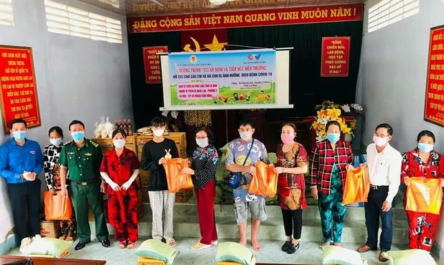 Tặng quà cho bà con ở xã Khánh Hội, huyện U Minh