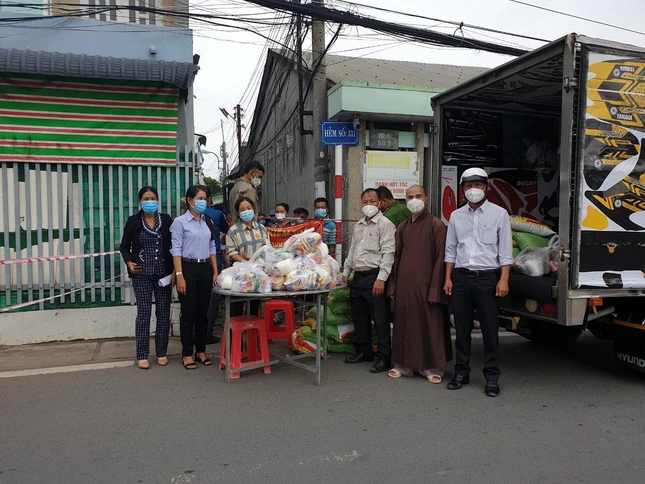 Chùa Long Khánh trao quà đến người dân tại khóm 3, phường 5, TP.Trà Vinh