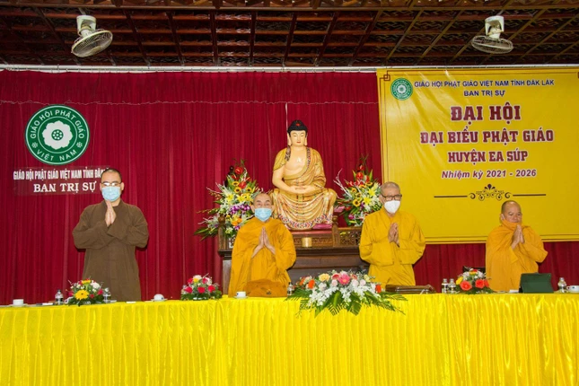 Chư tôn đức niệm Phật cầu gia hộ