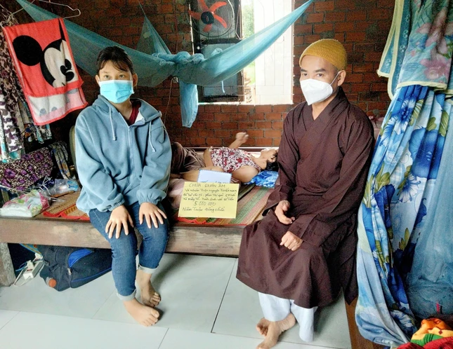 Đại đức Thích Tâm Trí, trụ trì chùa Quán Âm hỗ trợ đến gia đình cô Phan Thị Gái