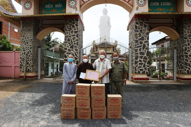 Chùa Bửu Long chuyển quà hỗ trợ người dân khó khăn