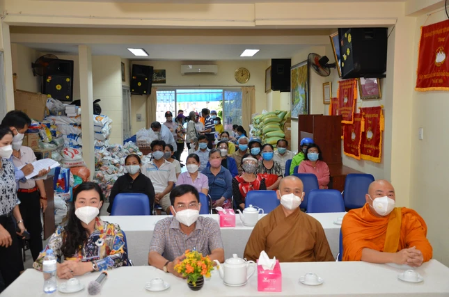 Chư tôn đức Ban Trị sự Phật giáo quận Bình Thạnh và lãnh đạo chính quyền địa phương tham dự buổi lễ trao quà