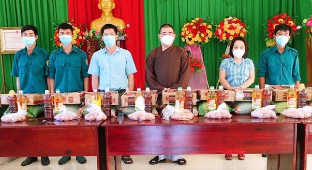 Đại đức Thích Nguyên Nguyệt tại buổi trao quà Đại đức Thích Nguyên Nguyệt tại buổi trao quà